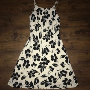 BLACK AND WHITE CLASSIC DRESS